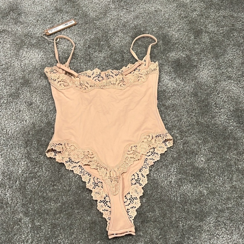 Skims Fits Everybody Lace Cami Bodysuit - Picture 2 of 5